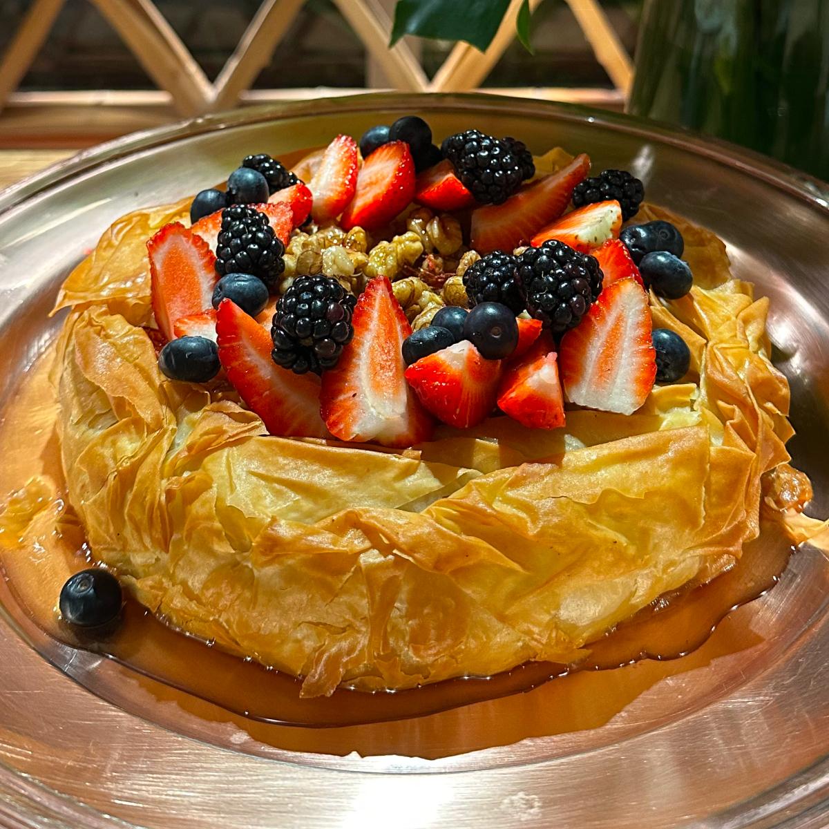 Torta de massa folhada coberta com morangos, amoras e mirtilos