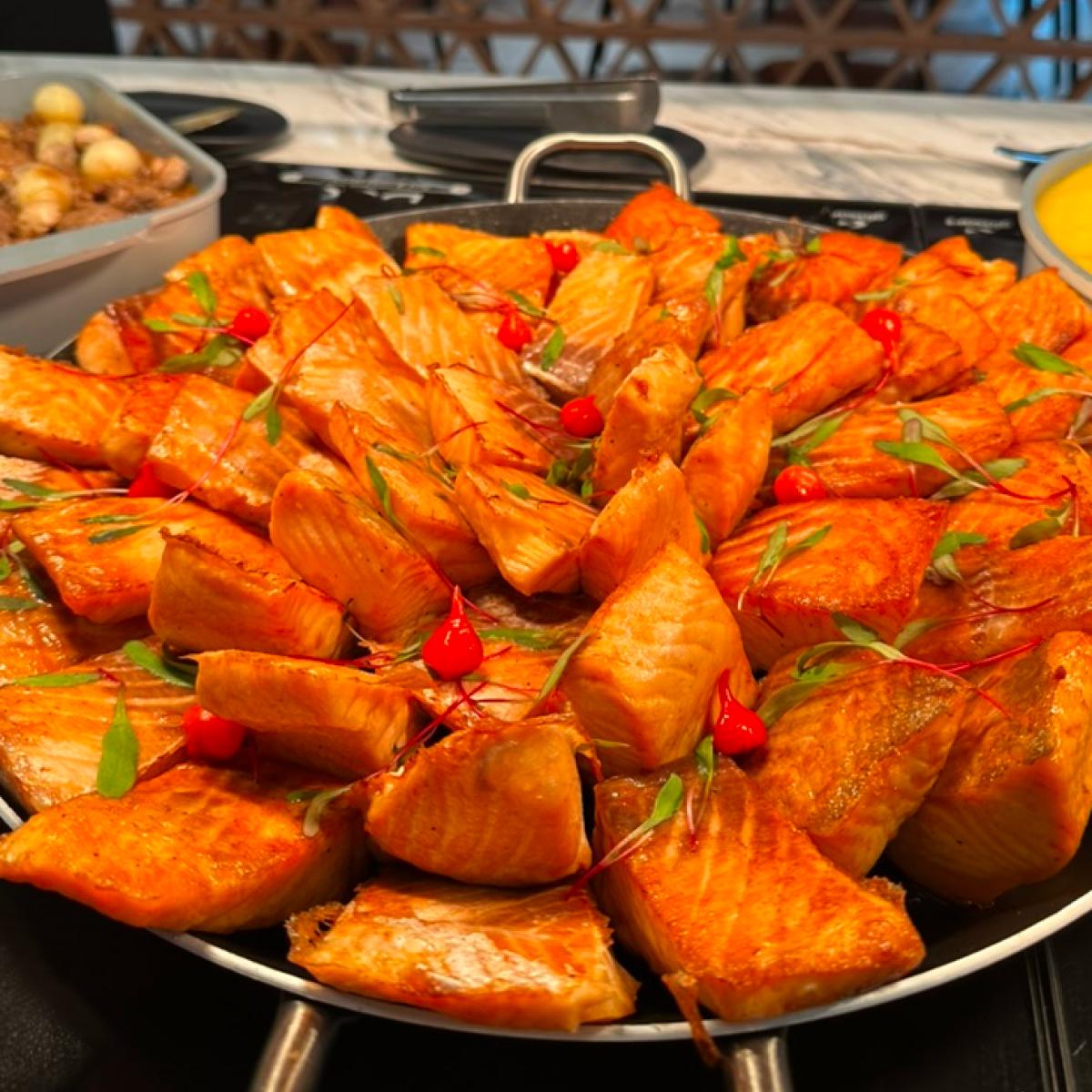 Travessa de cubos de frango ao molho, finalizados com ervas