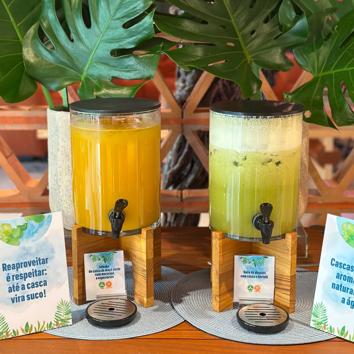 Dispensers de sucos naturais com plaquinhas sobre reaproveitamento de alimentos