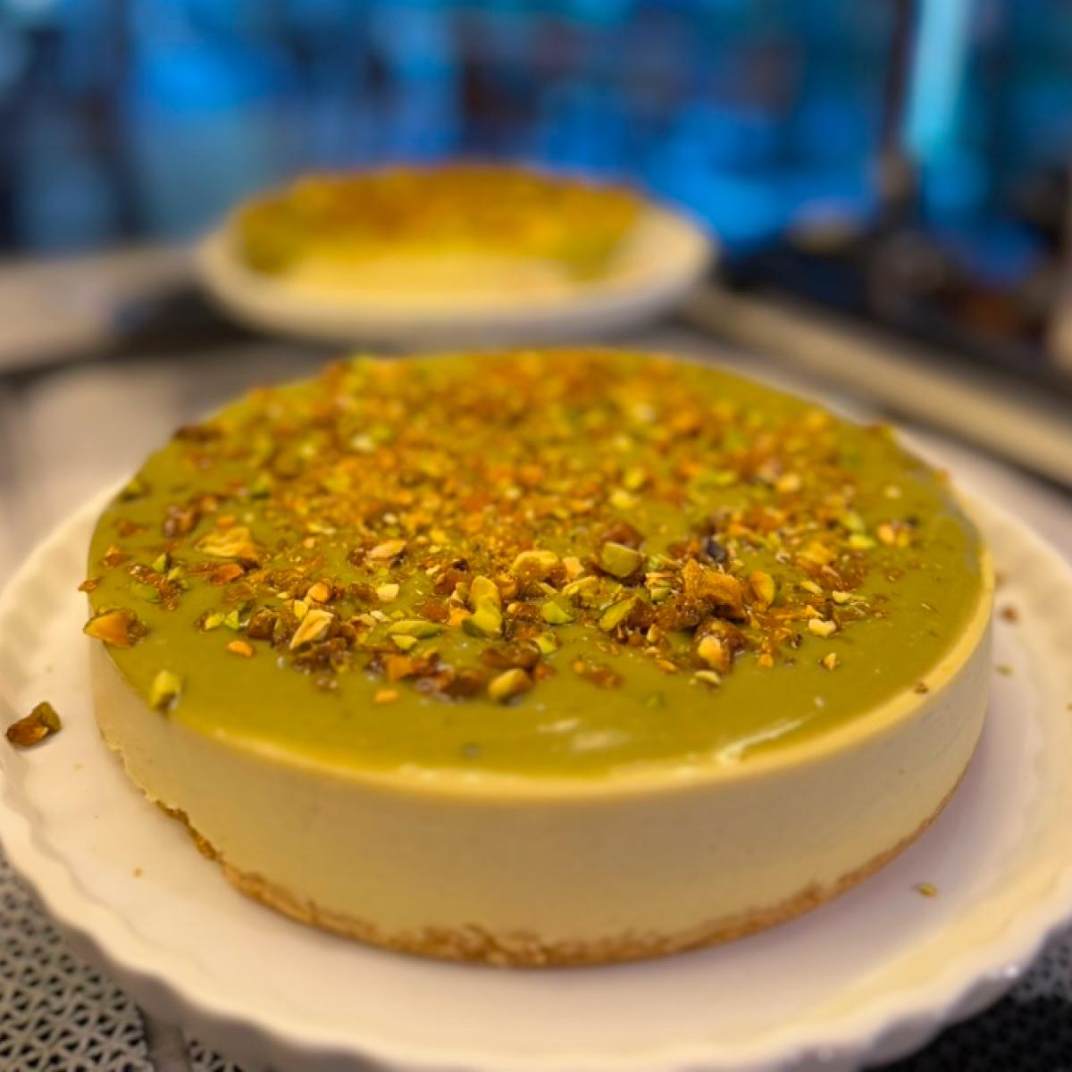 Torta gelada de pistache com bordas de castanha triturada