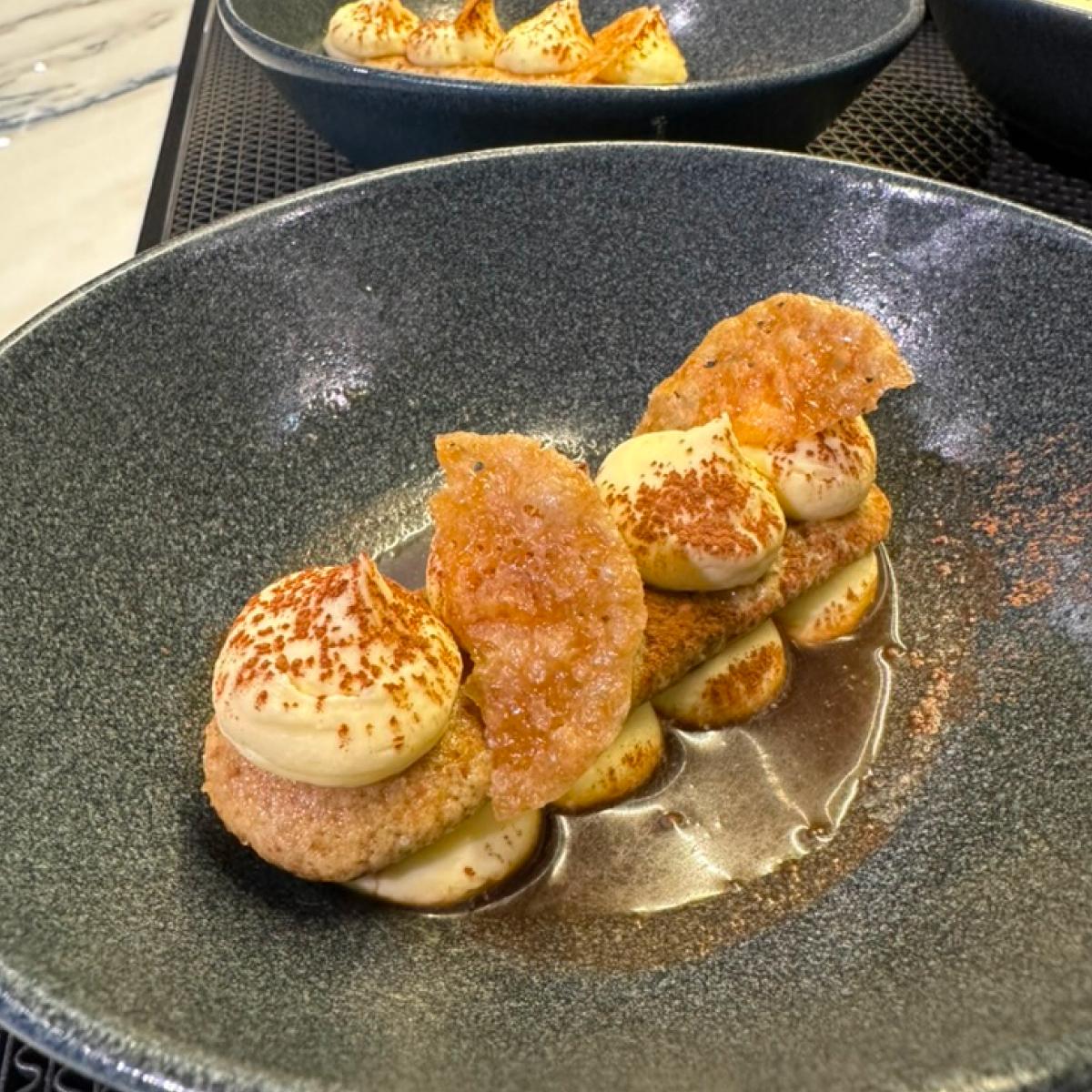 Sobremesa empratada com quenelles de creme e lâminas crocantes
