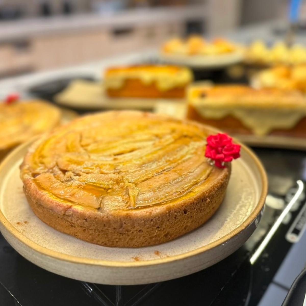 Torta de massa folhada decorada com uma flor comestível