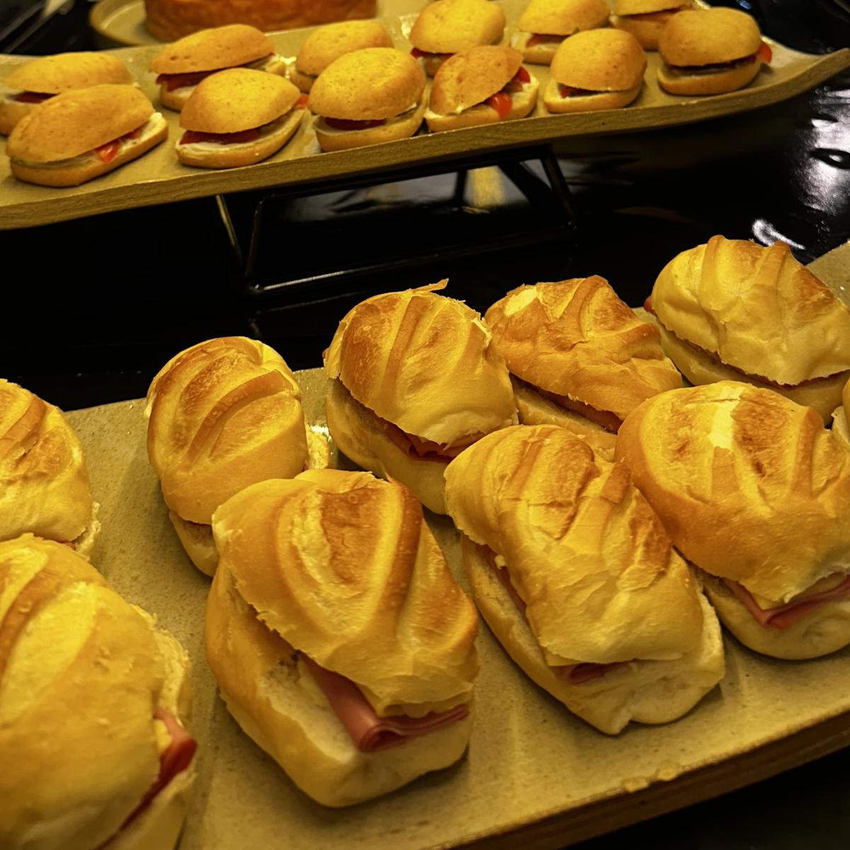 Bandeja de pães recheados recém-assados