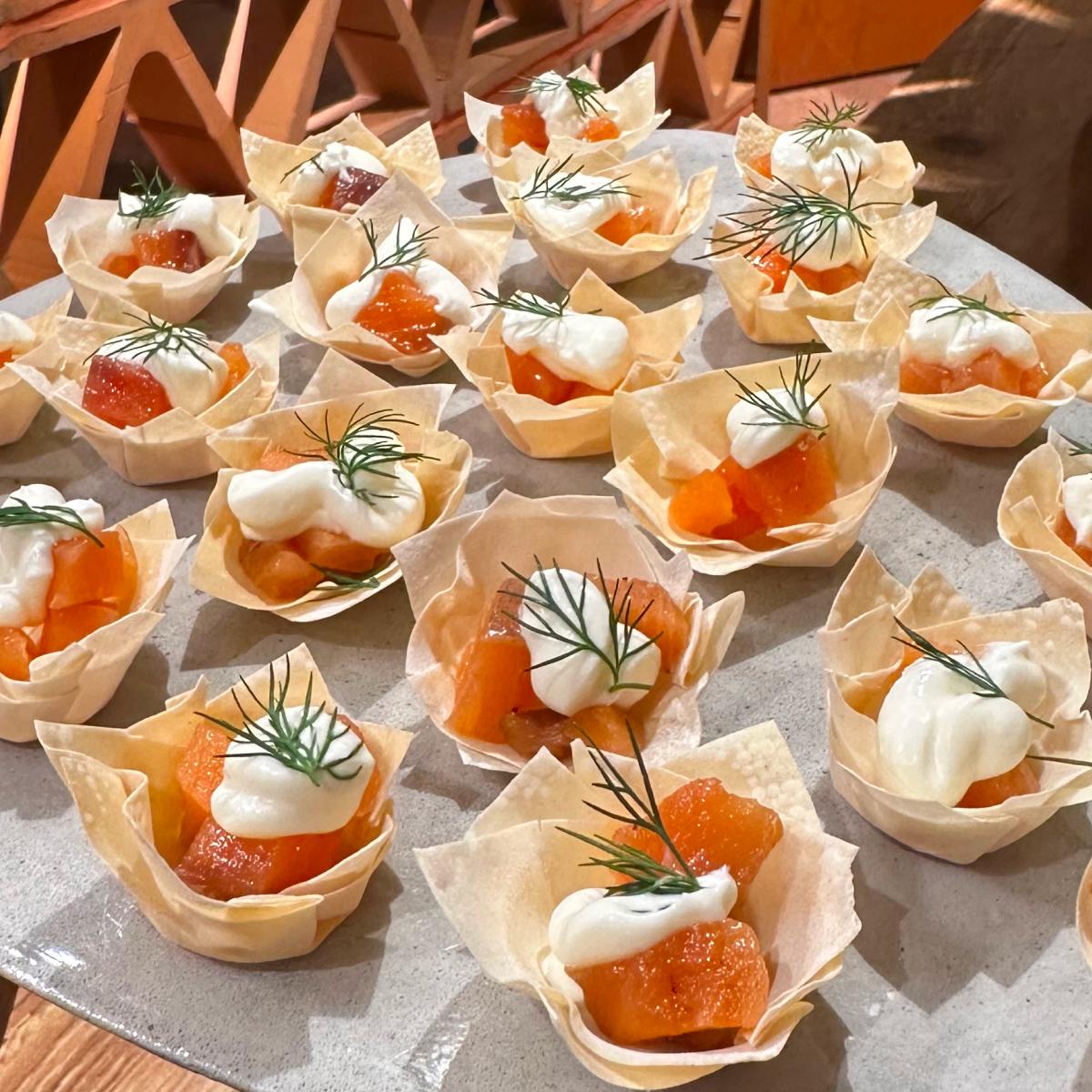 Tarteletes de salmão com cream cheese e endro