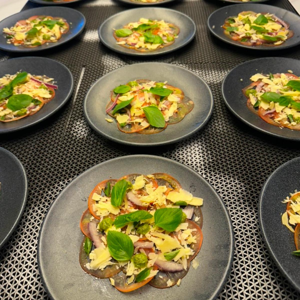 Pratinhos individuais de bruschetta finalizados com manjericão