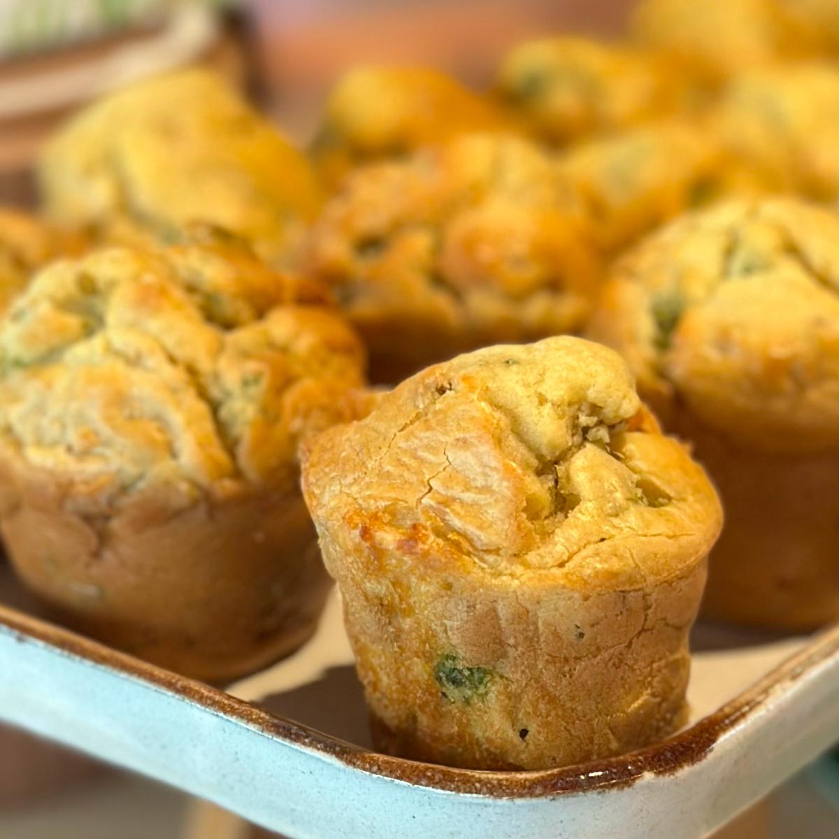 Muffins salgados de ervas recém-saídos do forno