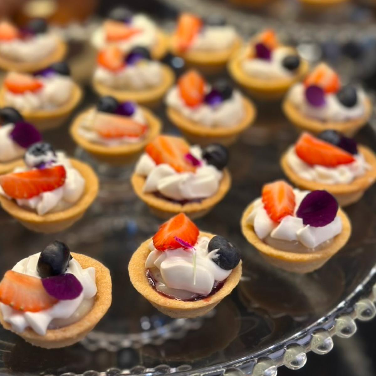 Tarteletes doces com frutas vermelhas e flores comestíveis