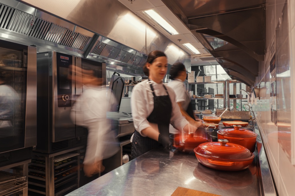 Equipe da cozinha em pleno serviço