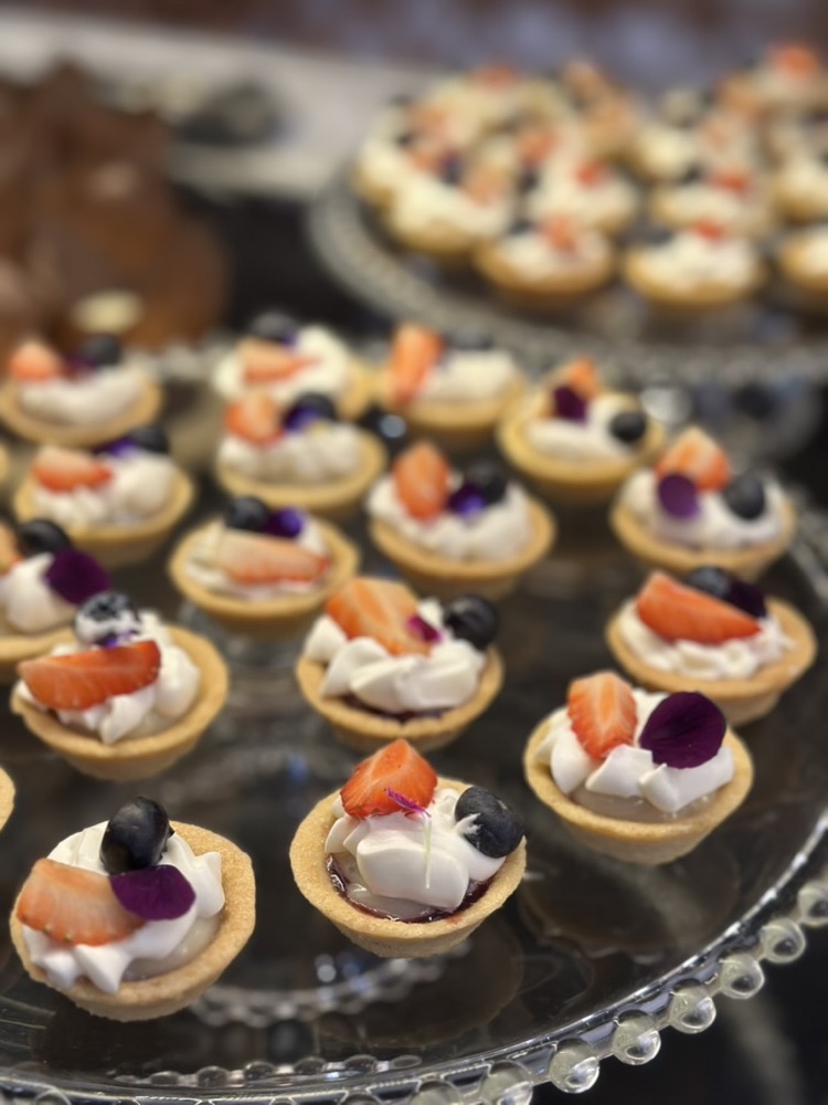 Canapés de sobremesa com frutas vermelhas